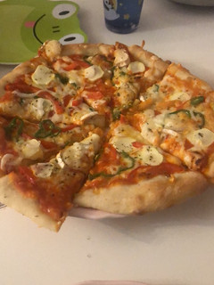Una foto de Pizza casera de verduras y de salchichas