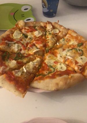 Una foto de Pizza casera de verduras y de salchichas
