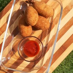 A picture of Cheesy chicken drumsticks.