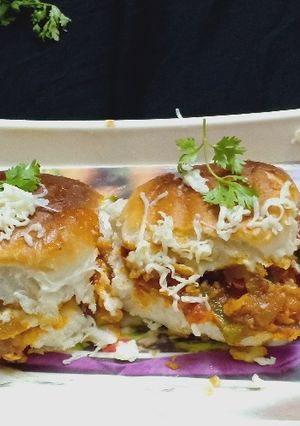 पाव भाजी पिज़्ज़ा (Pav bhaji pizza recipe in Hindi) रेसिपी मुख्य फोटो