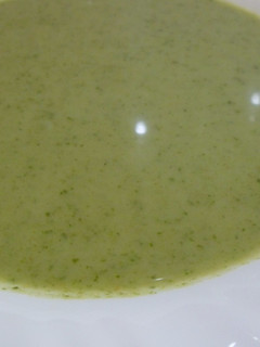 Una foto de Sopa de canonigos y esparragos