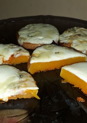 Una foto de Rodajas de zapallo con queso al horno