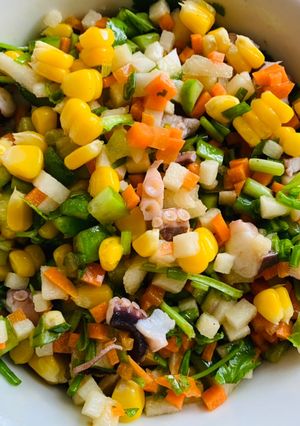 Hình của món Salad rau củ quả trộn tươi mát nhanh gọn.