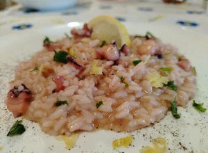 Foto di Risotto con Tentacoli di Totani, Pomodori e Scorza di Limone Grattugiato