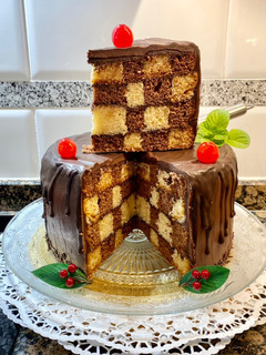 Una foto de Tarta “ajedrez” con almíbar de chocolate y ganaché