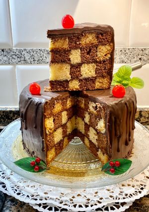 Una foto de Tarta “ajedrez” con almíbar de chocolate y ganaché