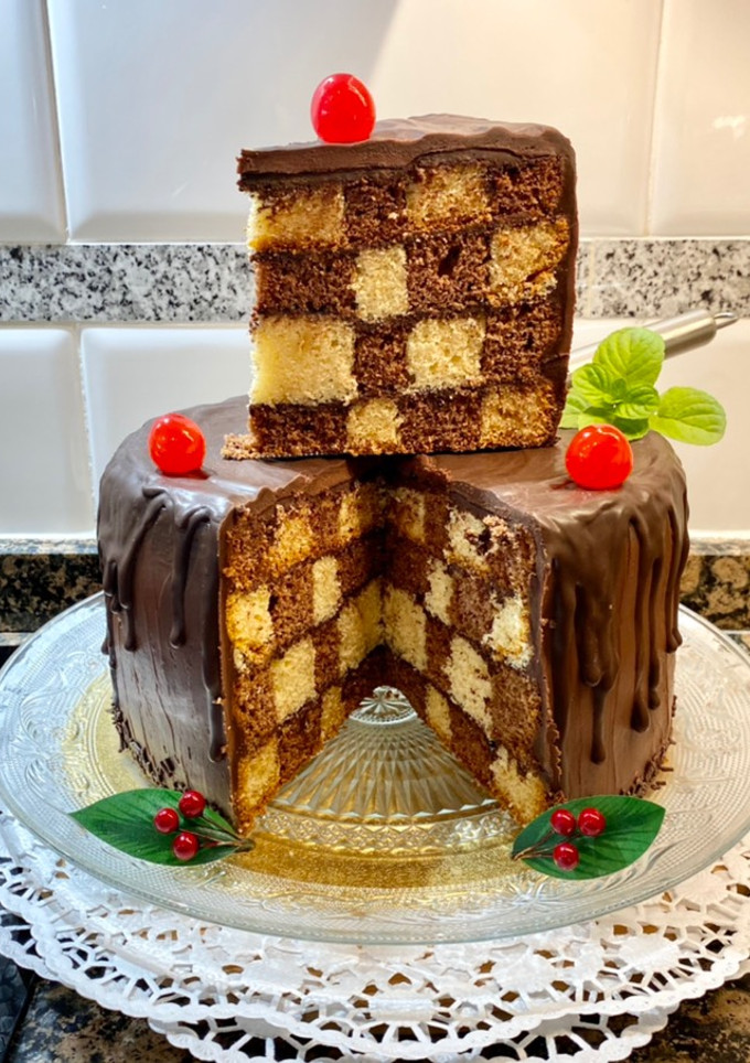 Una foto de Tarta “ajedrez” con almíbar de chocolate y ganaché