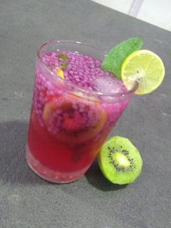 રોઝ કીવી મોઇતો(Rose kiwi mojito Recipe in Gujarati) રેસીપી મુખ્ય ફોટો
