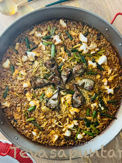 Una foto de Paella de rape, ajos tiernos, espárragos y alcachofas 🥘 🧔♂️