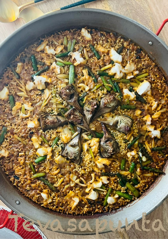 Una foto de Paella de rape, ajos tiernos, espárragos y alcachofas 🥘 🧔‍♂️