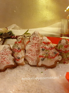 Foto di Alberelli di Natale di pasta frolla montata vegan