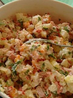 Una foto de Ensaladilla rusa con marlin ahumado. ॐ