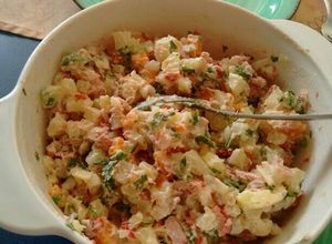 Una foto de Ensaladilla rusa con marlin ahumado. ॐ