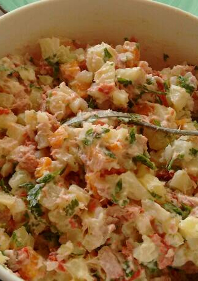 Una foto de Ensaladilla rusa con marlin ahumado. ॐ