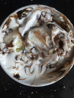 வெண்ணிலா சாக்லேட் ஃபட்ஜ் ஐஸ்கிரீம்(vanilla chocolate icecream recipe in tamil) செய்முறை முக்கிய புகைப்படம்