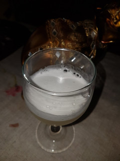 Una foto de Pisco sour con jengibre