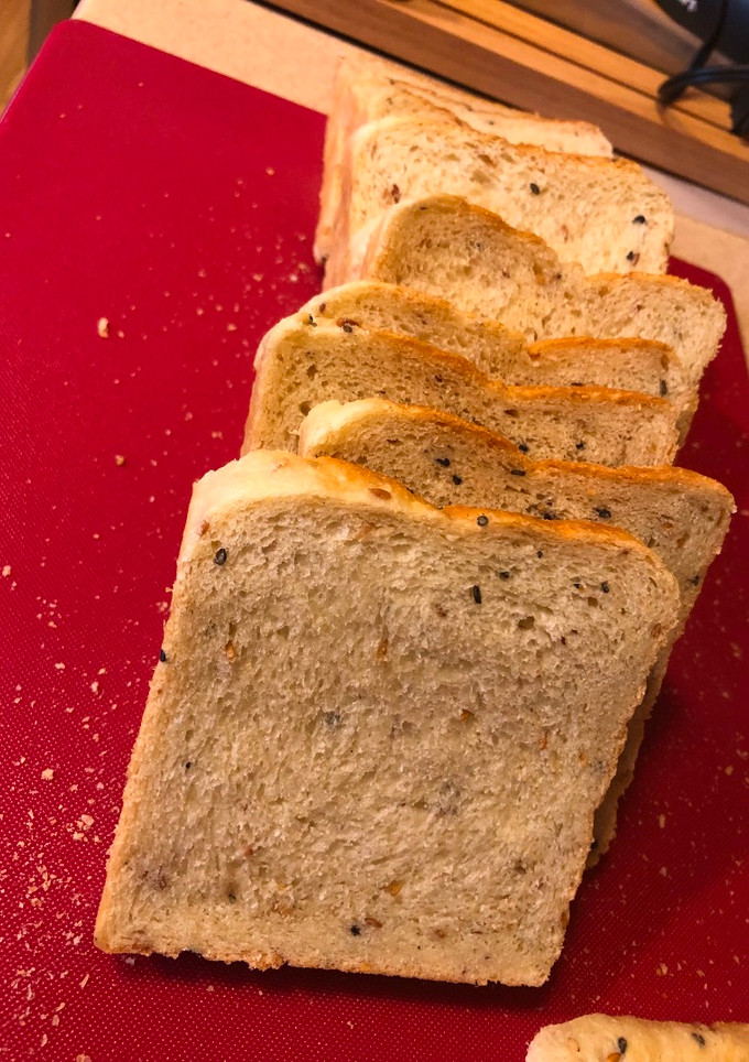 超柔軟—湯種種籽吐司 的食譜成品照片