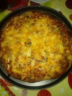 Una foto de Pizza con crema de queso azul y bacon a la piedra
