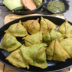 A picture of Bathua Samose.