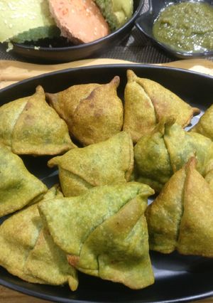 A picture of Bathua Samose.