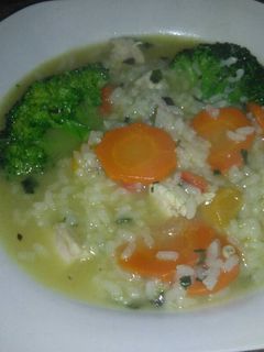 Una foto de Arroz con verduras y pollo