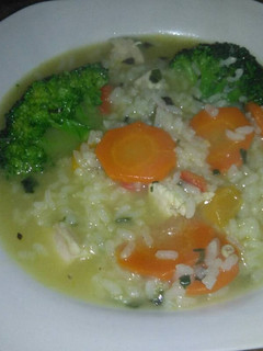Una foto de Arroz con verduras y pollo