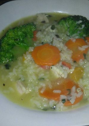 Una foto de Arroz con verduras y pollo