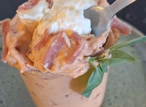 Une photo de Verrines mousse de jambon de Bayonne et tomates au fromage blanc