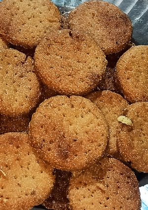 सूजी की मीठी मठरी (Suji ki meethi mathri recipe in Hindi) रेसिपी मुख्य फोटो