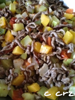 Una foto de Verduras con boletus y carne picada