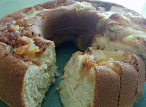 Una foto de Torta con manzana arriba