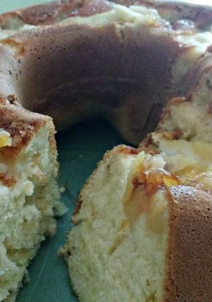 Una foto de Torta con manzana arriba