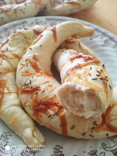 Sajtos, köményes, sós kifli recept fotója