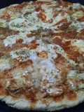 Pizza con cebolla, salsa y 3 quesos