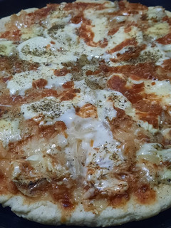 Una foto de Pizza con cebolla, salsa y 3 quesos