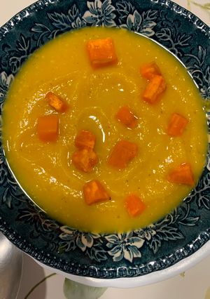 Una foto de Puré de calabaza con picatostes de boniato
