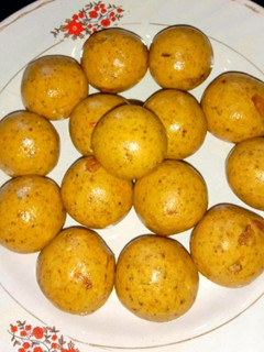 बेसन नारियल मिक्स लड्डू(besan nariyal ke laddu recipe in hindi) रेसिपी मुख्य फोटो