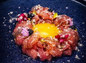 Una foto de Tartar de Atún Balfegó con Papada Ibérica y Leche de Tigre de Mango
