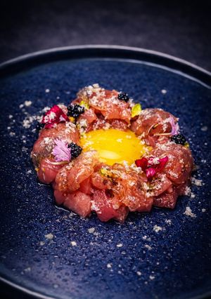 Una foto de Tartar de Atún Balfegó con Papada Ibérica y Leche de Tigre de Mango