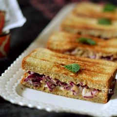 A picture of Red cabbage Sandwich:.