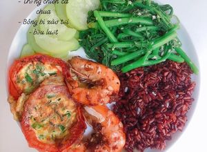Hình của món #Eatclean Tôm ram tỏi + trứng chiên cà chua + rau bí xào tỏi + bầu luột + cơm lứt.