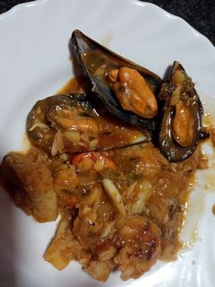 Una foto de Merluza con marisco y langostinos en salsa