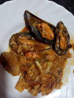 Una foto de Merluza con marisco y langostinos en salsa