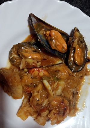 Una foto de Merluza con marisco y langostinos en salsa
