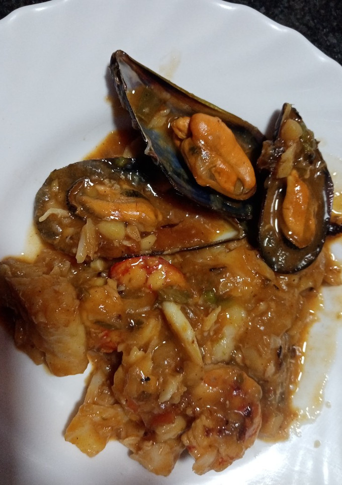 Una foto de Merluza con marisco y langostinos en salsa