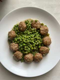 Una foto de Albondiguitas de carne con guisantes