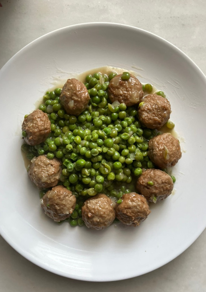 Una foto de Albondiguitas de carne con guisantes