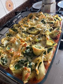 Una foto de Caracolas rellenas de espinacas y ricotta con carne picada y tomate