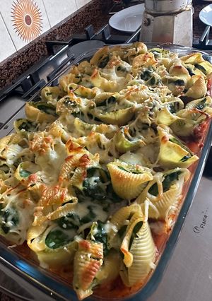 Una foto de Caracolas rellenas de espinacas y ricotta con carne picada y tomate