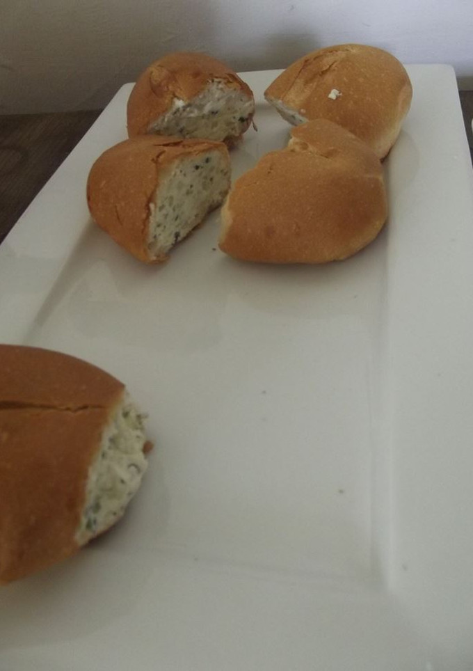 Una foto de Bolillos rellenos de requesón y poblanos encurtidos las tias correa